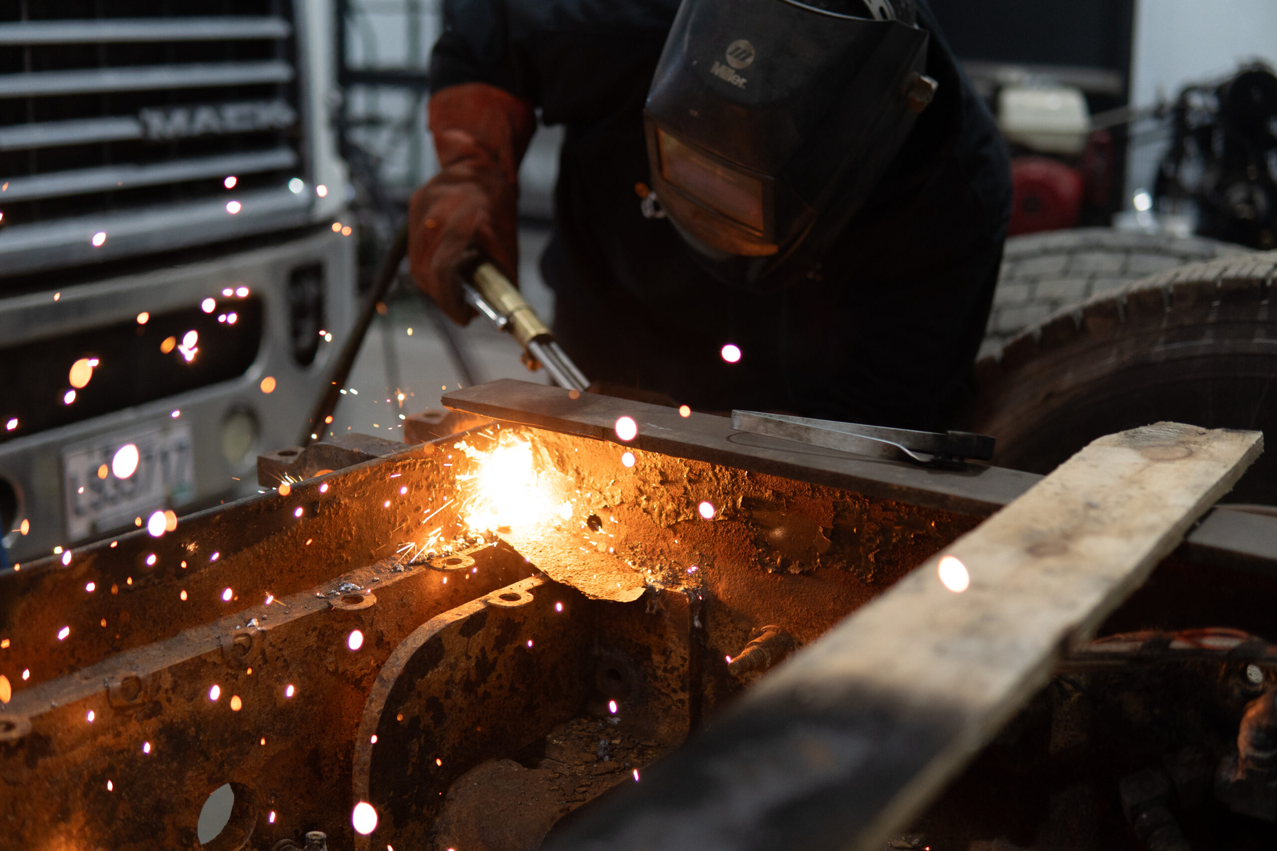 Soudure sur le châssis d'un camion en atelier